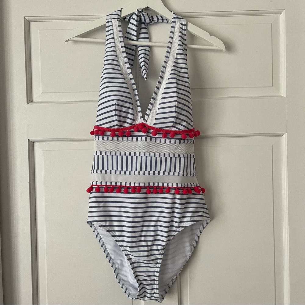 < striped one piece >